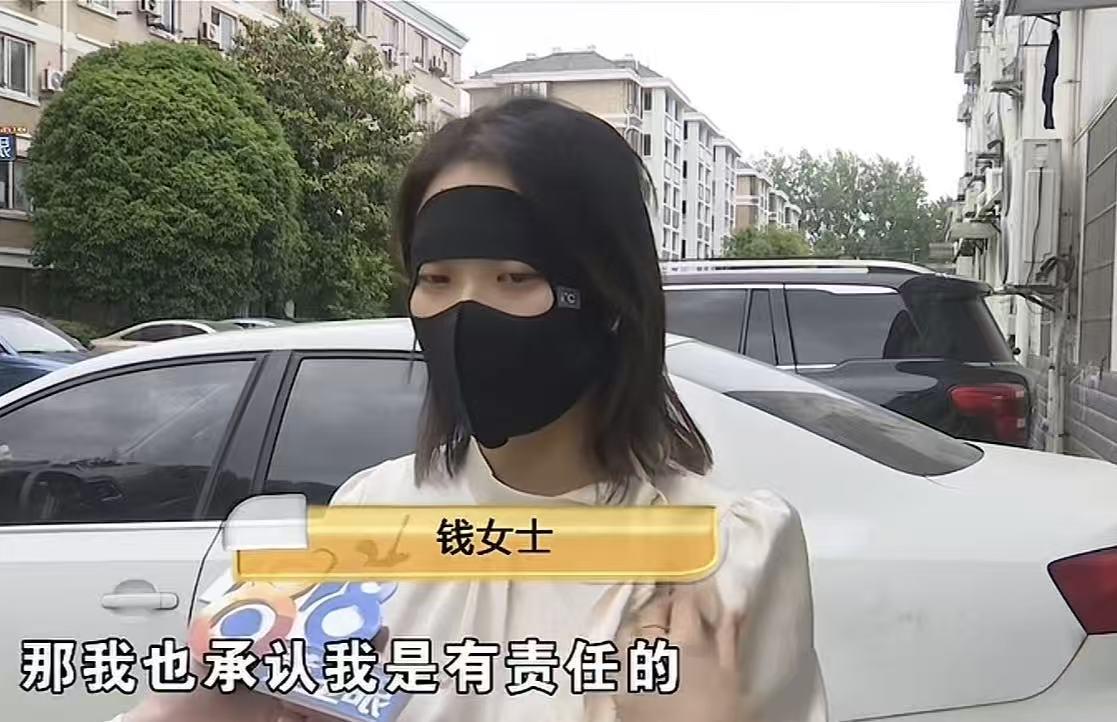 世界杯高清观看-女子倒车撞到空调致车损坏，事后担心加价不肯走保险要商家担责